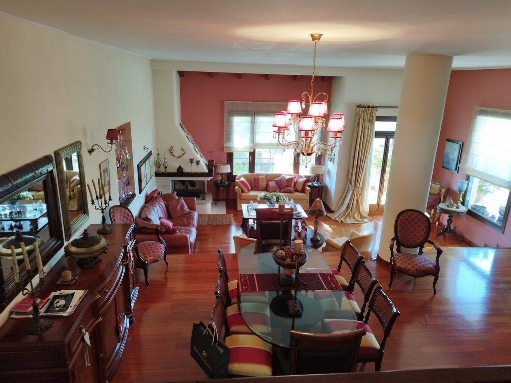 Σαλόνι γεμάτο φως, με πάτωμα ντουσιέ