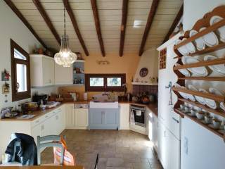 Φωτεινή, ευρύχωρη, αισθητικά άρτια κουζίνα