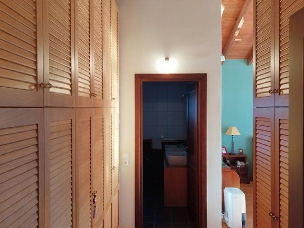 Πάρα πολλοί αποθηκευτικοί χώροι+ντουλάπες