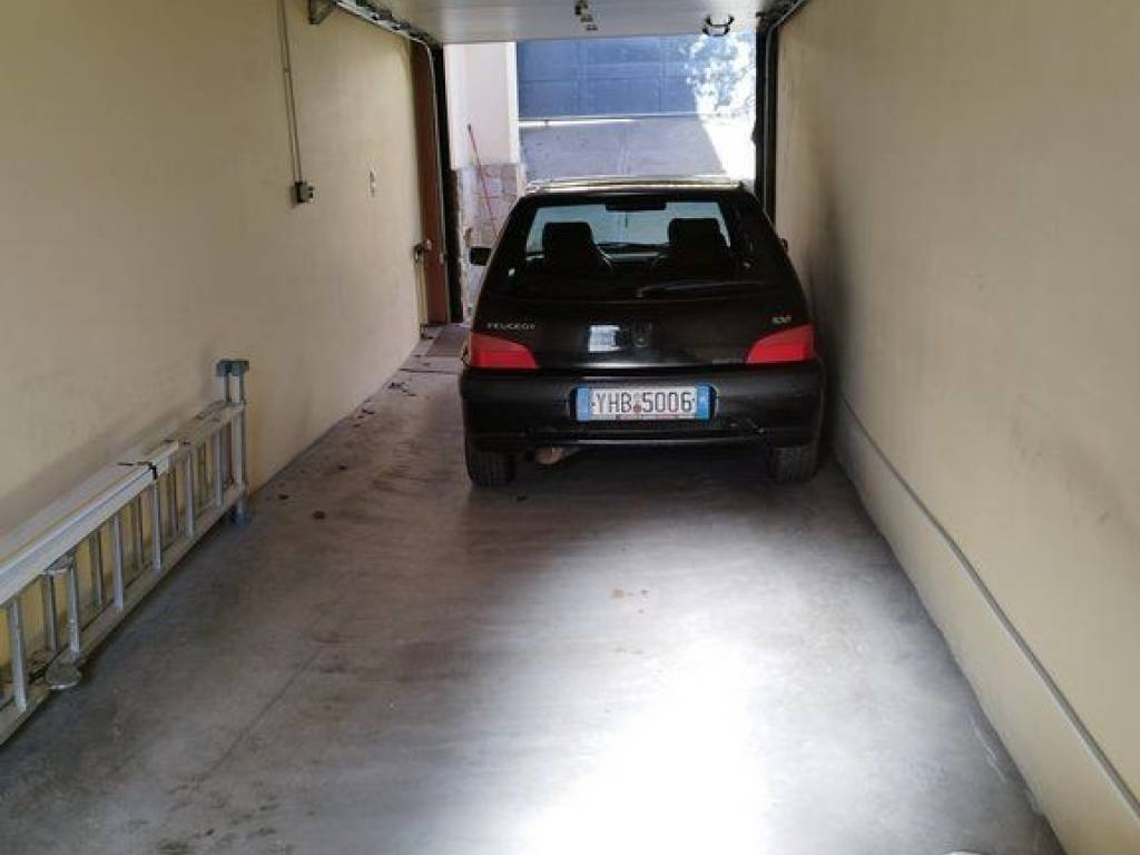 Κλειστό γκαράζ 2 θέσεων.