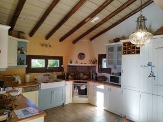 Κουζίνα πολύ φωτεινή, ευρύχωρη