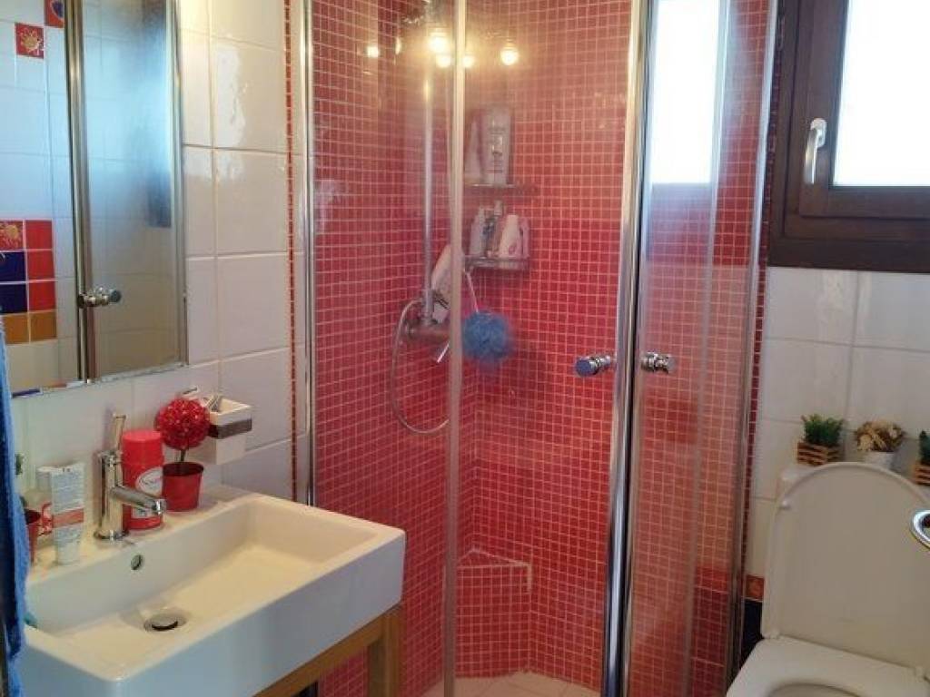 Μπάνιο με ντουζιέρα