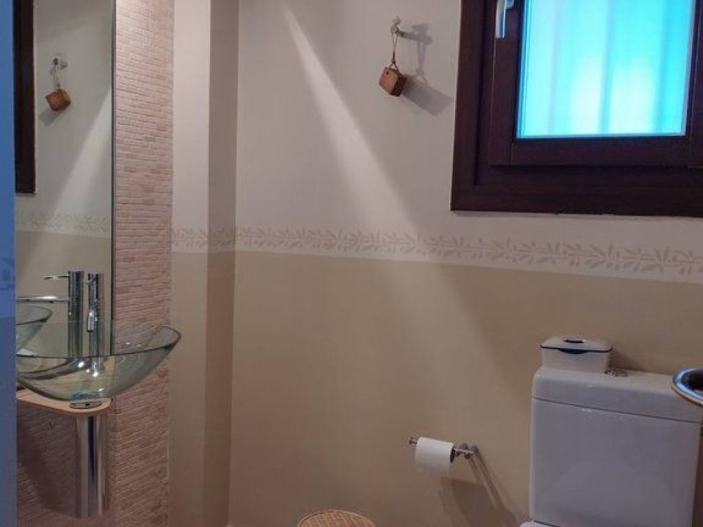 2 μπάνια και 1 w.c.