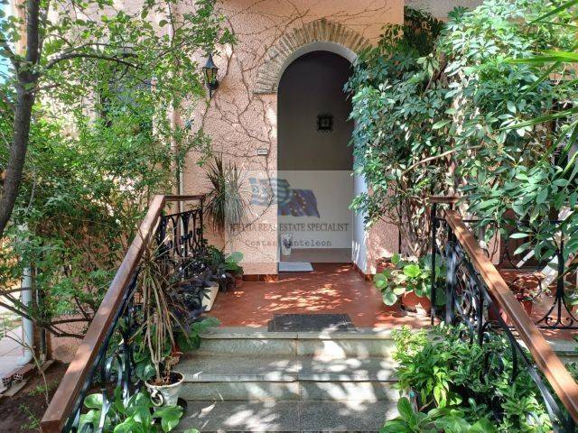 BUILDING&#039;S ENTRANCE