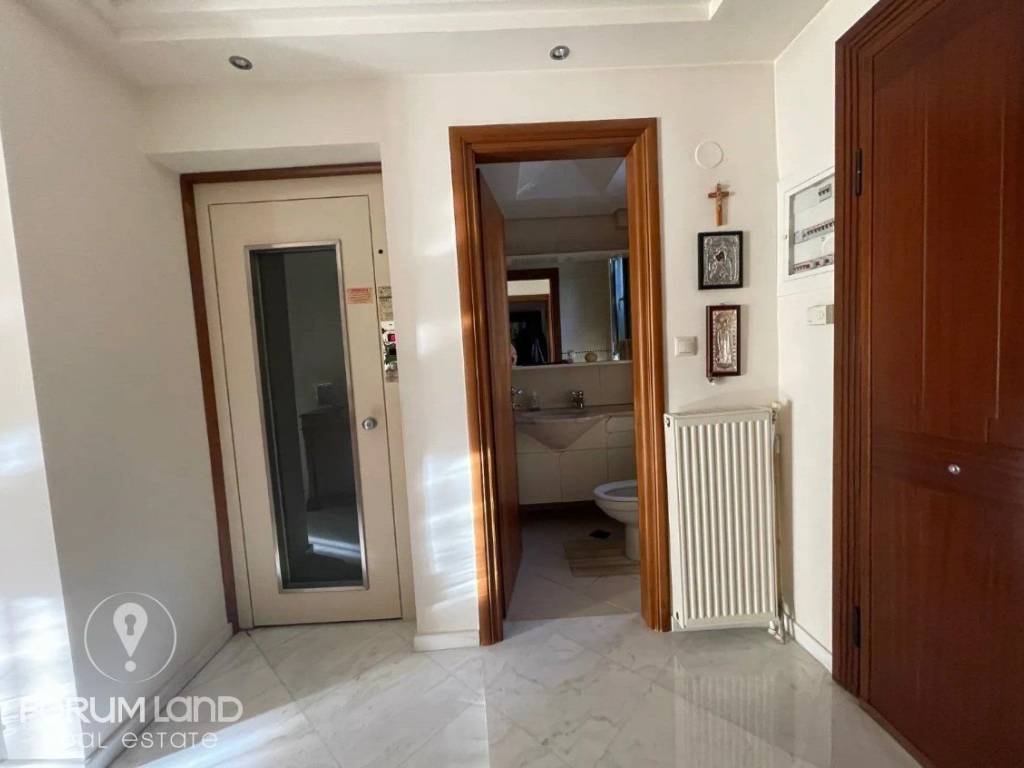 Forumland Real Estate, Ανελκυστήρας