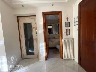 Forumland Real Estate, Ανελκυστήρας