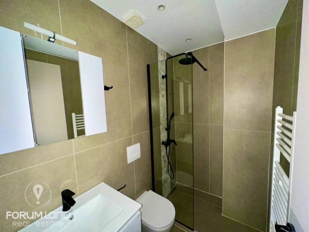 Forumland Real Estate, Μπάνιο