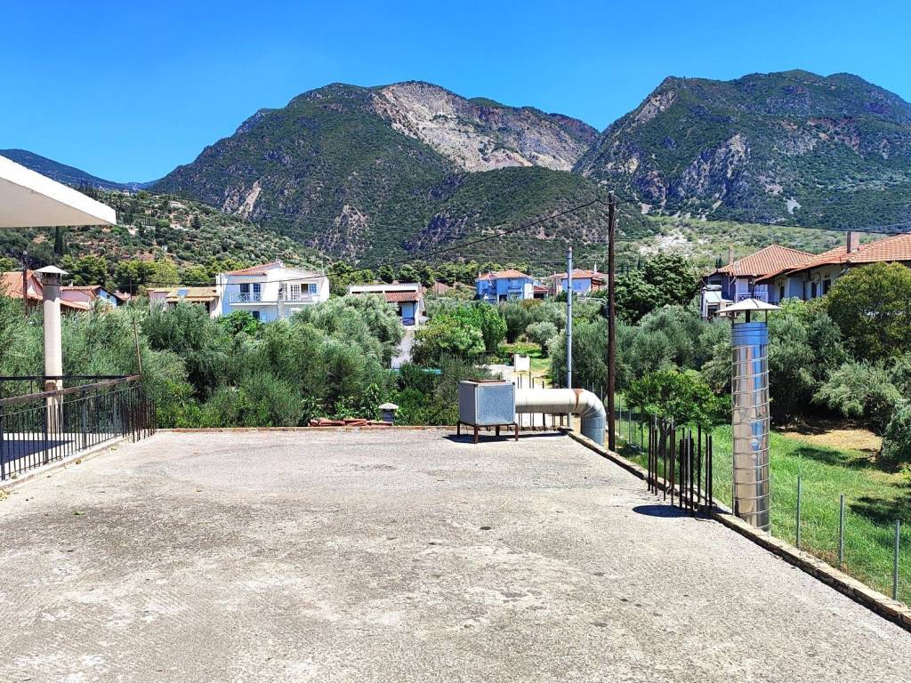 E THEA APO TEN PISO PLEYRA