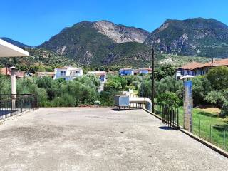 E THEA APO TEN PISO PLEYRA