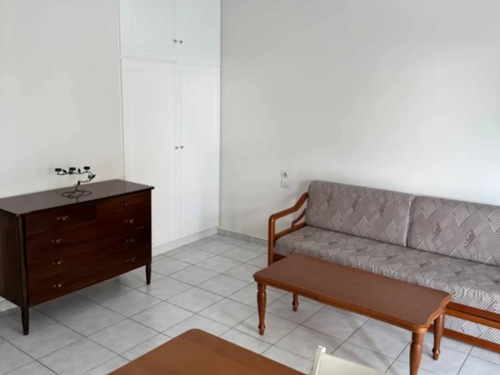 σαλόνι και εντοιχισμένες ντουλάπες