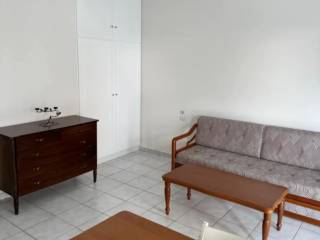 σαλόνι και εντοιχισμένες ντουλάπες