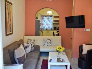 ΣΑΛΟΝΙ ΔΙΠΛΑ ΣΤΗ ΑΝΟΙΚΤΗ ΚΟΥΖΙΝΑ