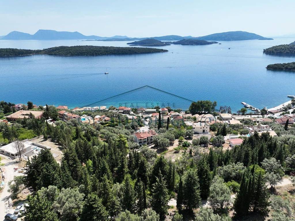 Η μαγευτική θέα από το αγροτεμάχιο