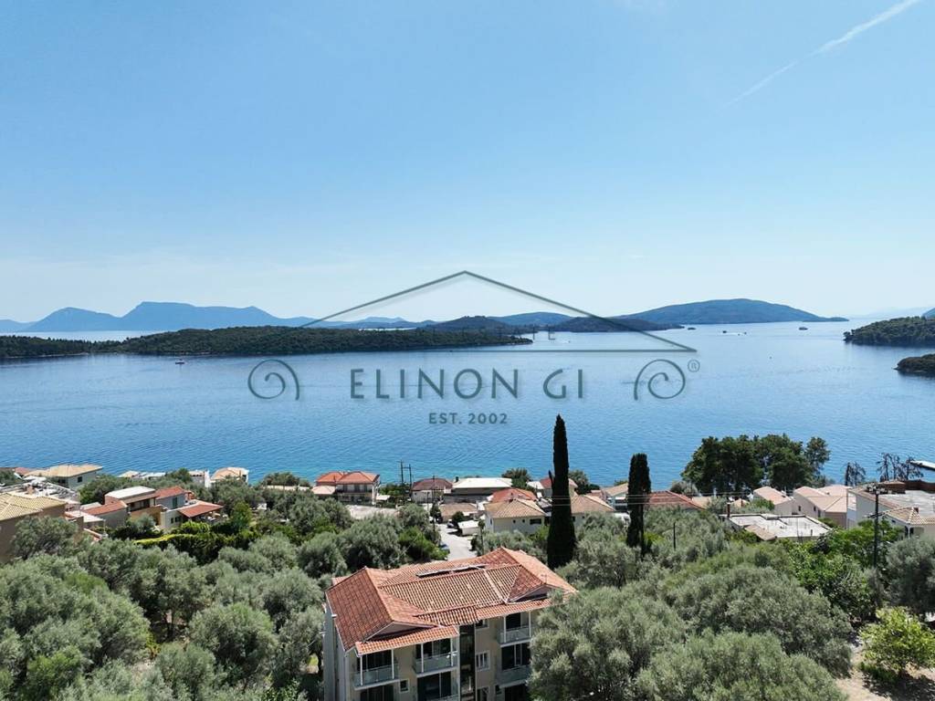 Η μαγευτική θέα από το αγροτεμάχιο