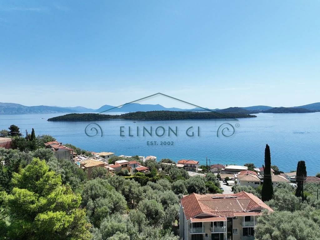 Η μαγευτική θέα από το αγροτεμάχιο