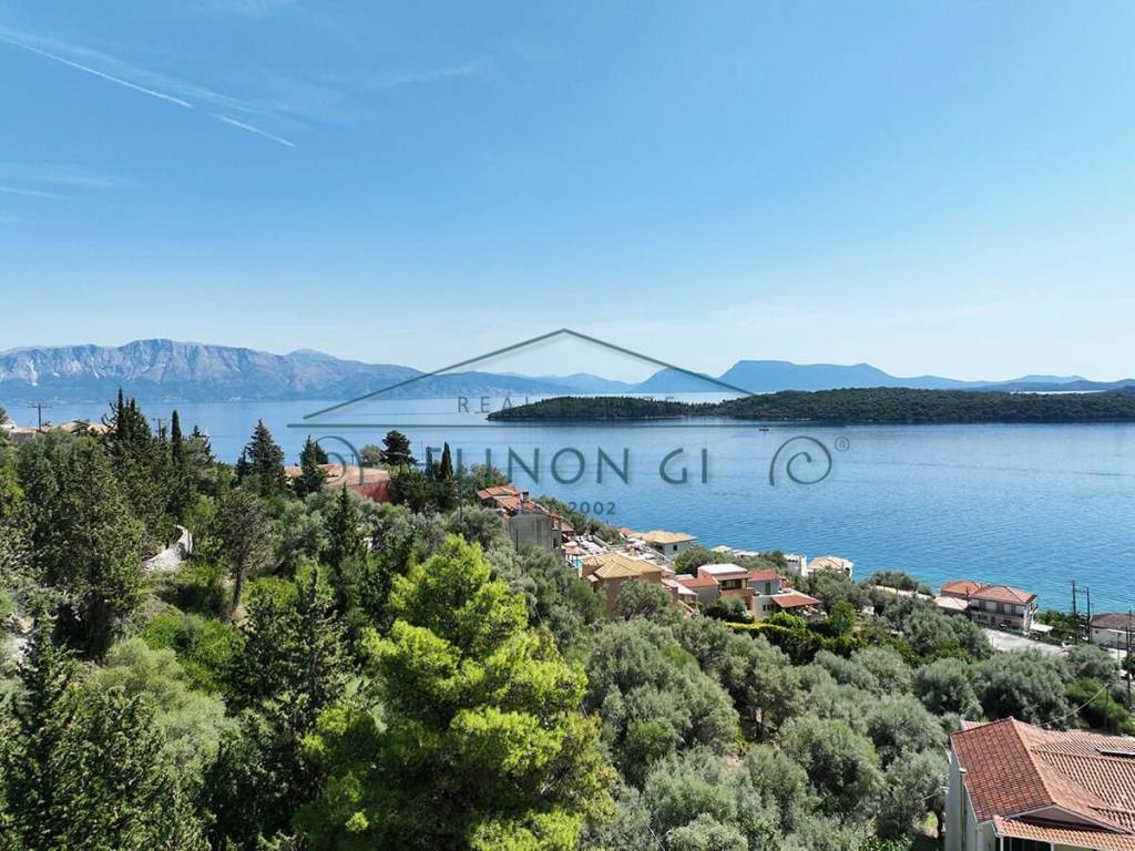 Η μαγευτική θέα από το αγροτεμάχιο