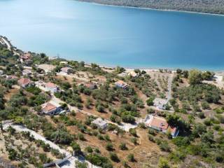 Αγροτεμάχιο στη λίμνη