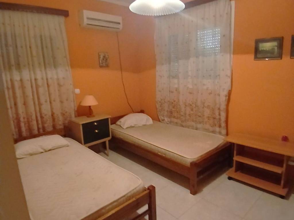 2ND BEDROOM SEMIBASEMENT APART.