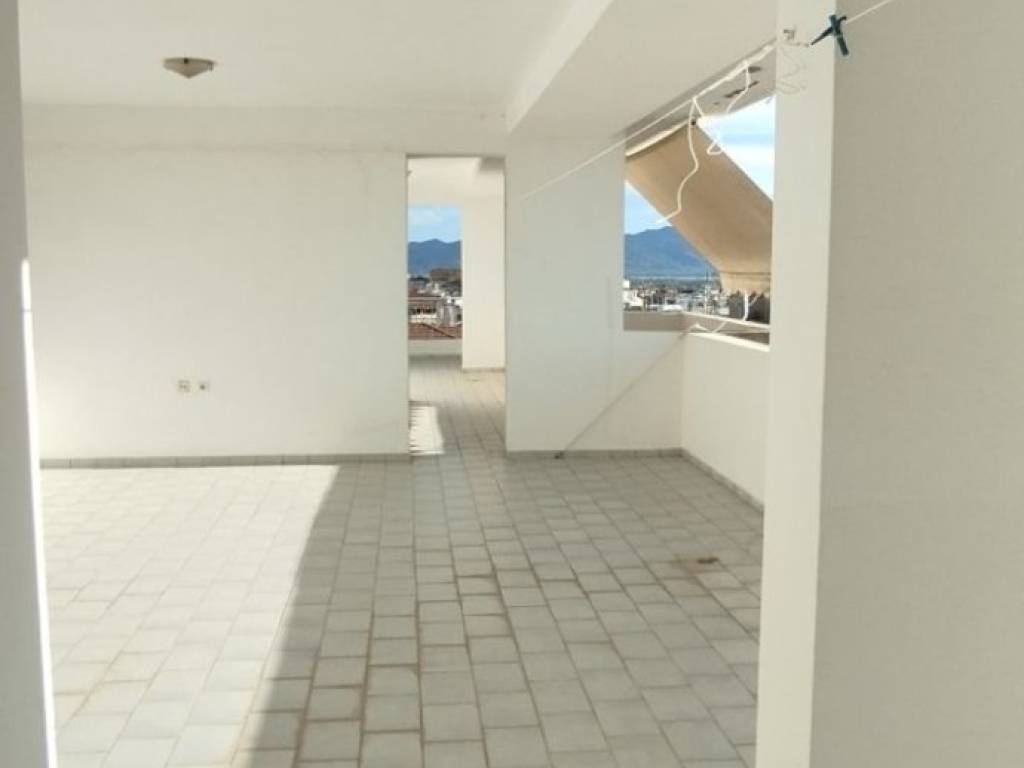 Η μεγάλη πλευρά της βεράντας