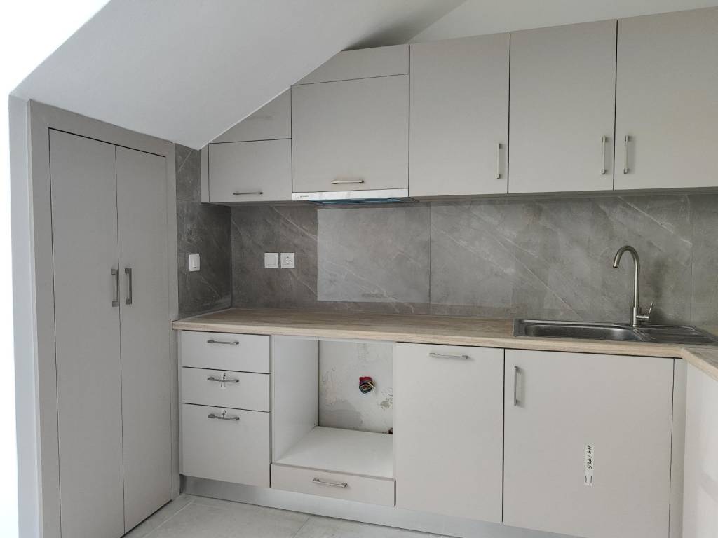 ΜΕ ΜΟΝΤΕΡΝΑ ΚΟΥΖΙΝΑ