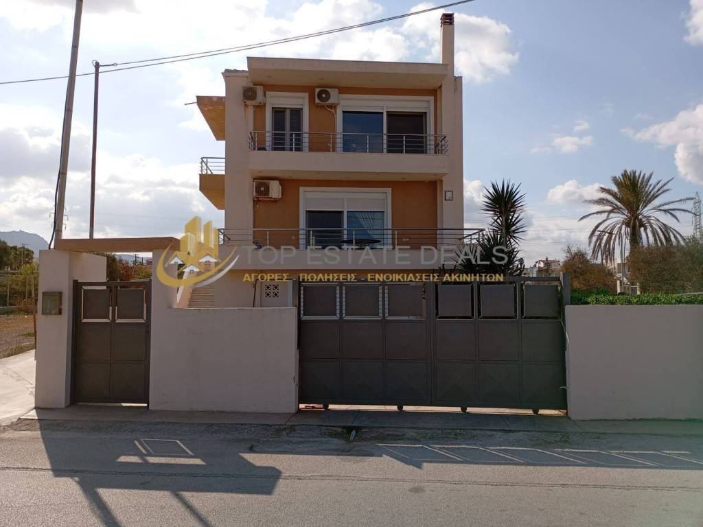 παραθαλάσσια μεζονέτα στο Λέχαιο Κορινθίας