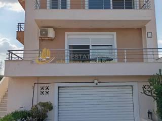 Α &#039;όροφος -Ισόγειο -υπόγειο ράμπα  αυτοκινήτων