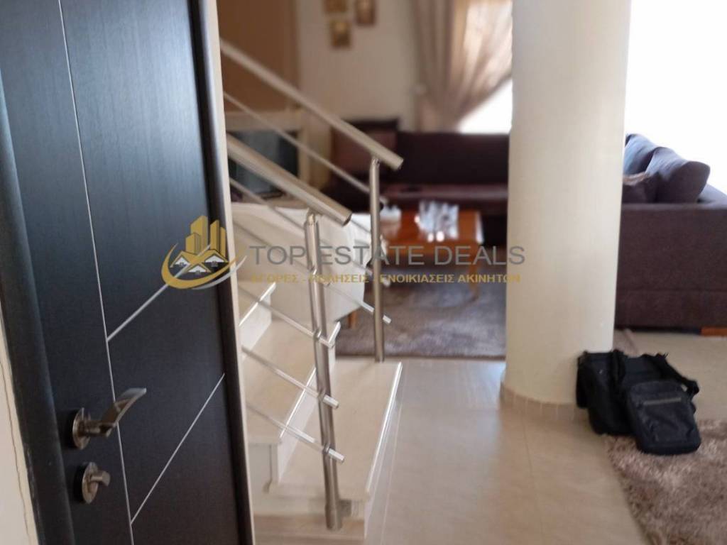 apo porta gkaraz pros saloni isogeioy