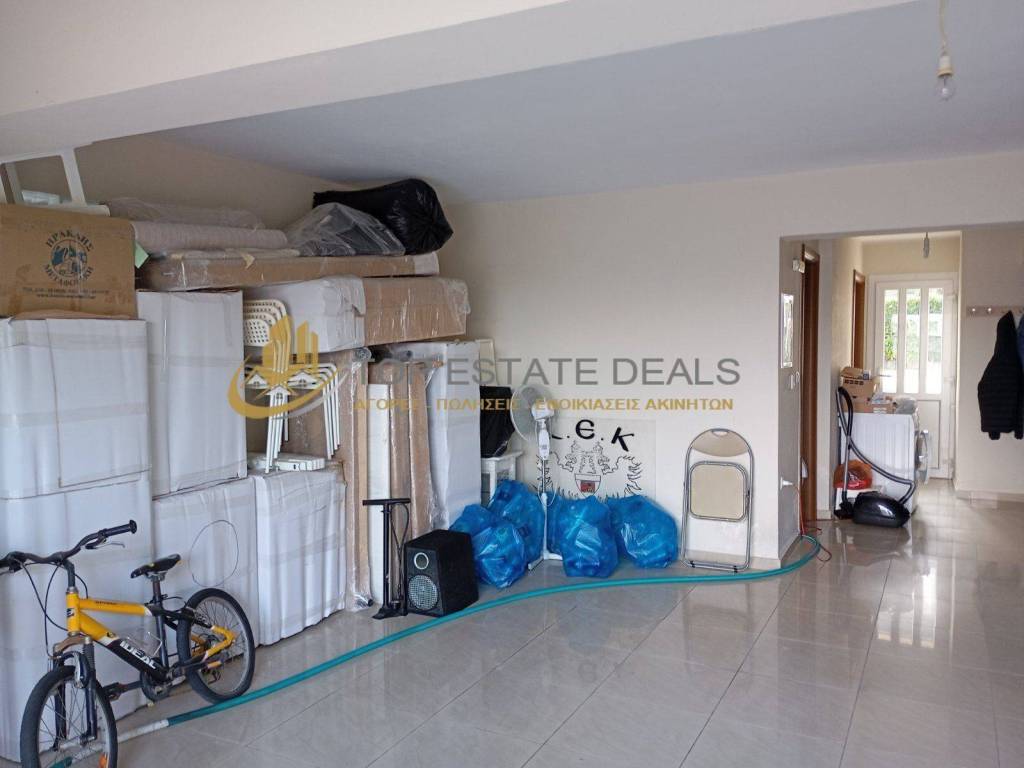 apothekeyse pragmaton sto ypogeio sta aristera mpanio