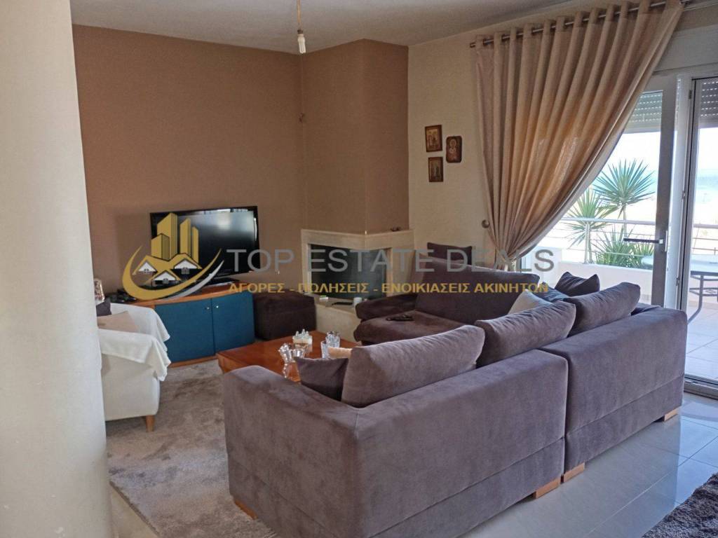 Σαλόνι ενιαίο με τραπεζαρία -κουζίνα στο ισόγειο - βεράντα