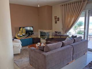 Σαλόνι ενιαίο με τραπεζαρία -κουζίνα στο ισόγειο - βεράντα