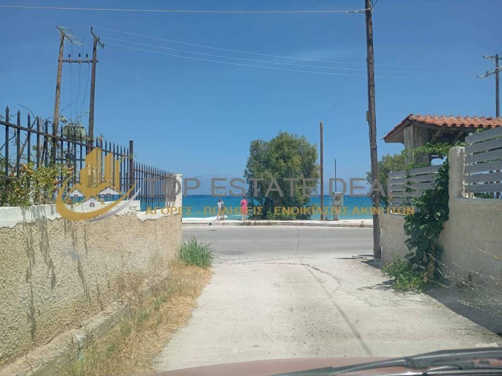 δρόμος προς το αγροτεμάχιο στο βάθος θάλασσα