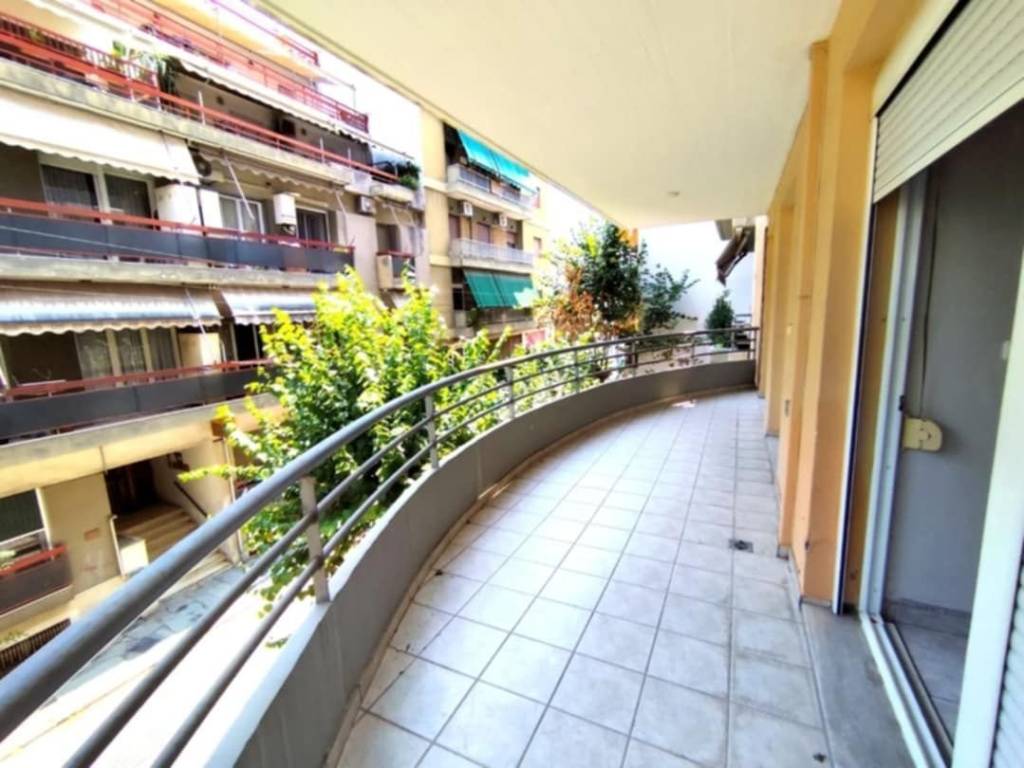 μαγάλο μπαλκόνι