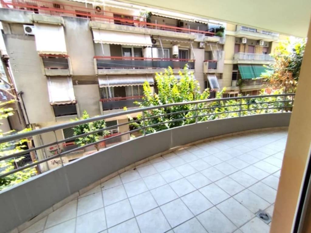 μεγάλο μπαλκόνι