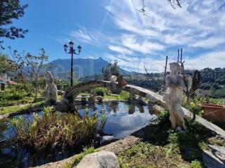 Πετρόχτιστη λίμνη στον κήπο