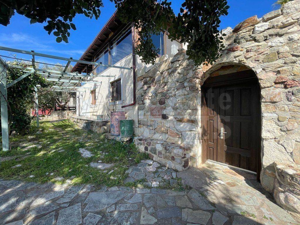 Αυλή και πετρινή αποθήκη