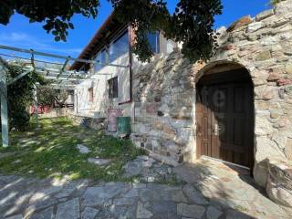 Αυλή και πετρινή αποθήκη