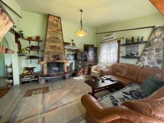 Σαλόνι με πετρόχριστο τζάκι