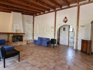 ΣΑΛΟΝΙ ΜΕ ΤΖΑΚΙ