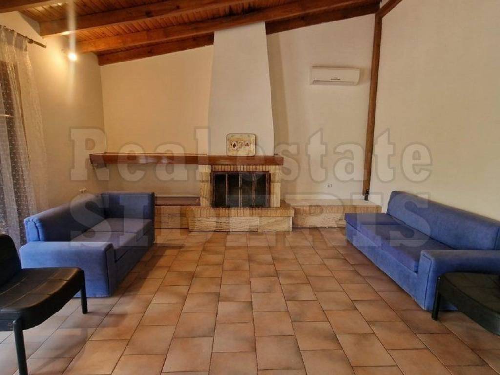 ΣΑΛΟΝΙ ΜΕ ΤΖΑΚΙ