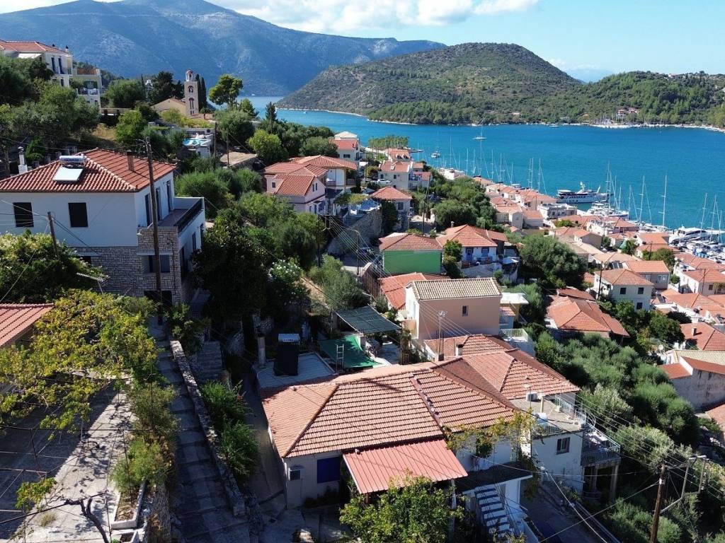 Aerial view and location of the house