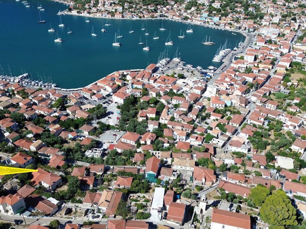 Aerial view and location of the house