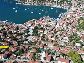 Aerial view and location of the house