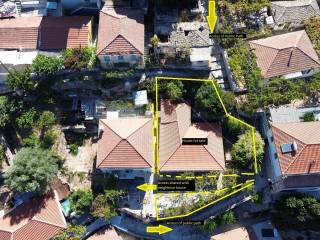 Borders of the property and access paths outlined