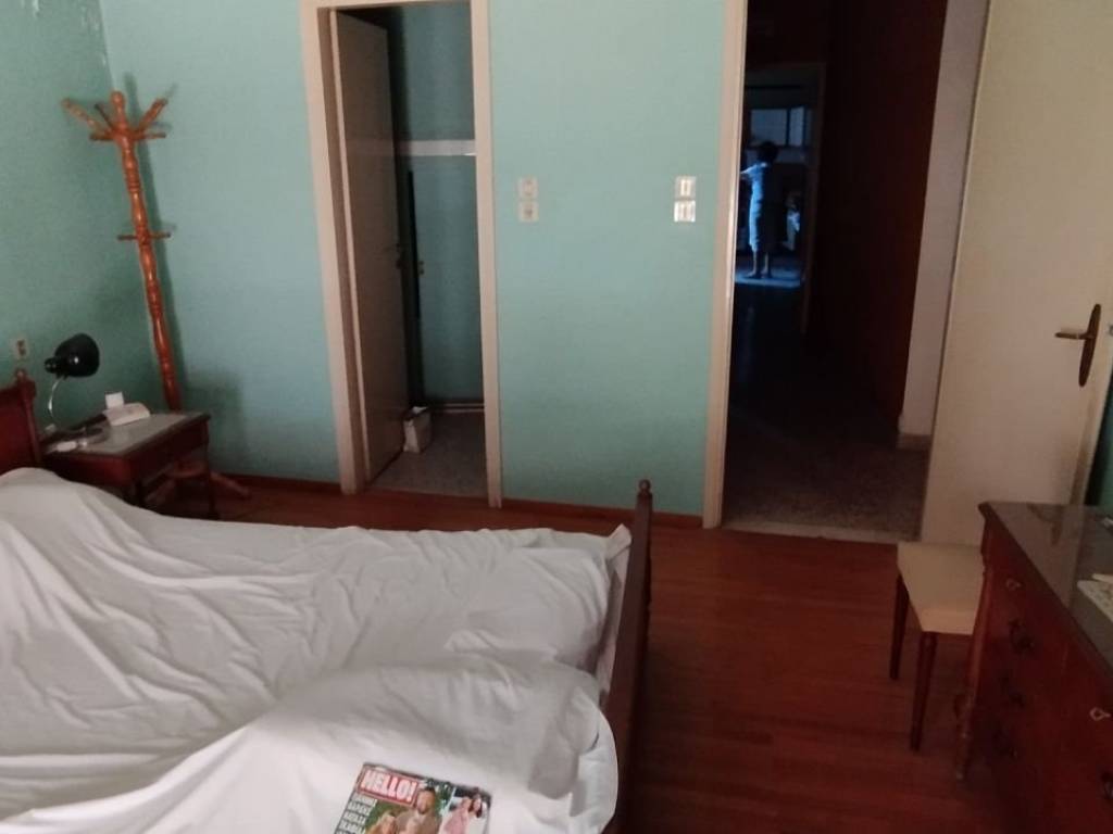 Κύριο υπνοδωμάτιο και αριστερά η πόρτα του WC