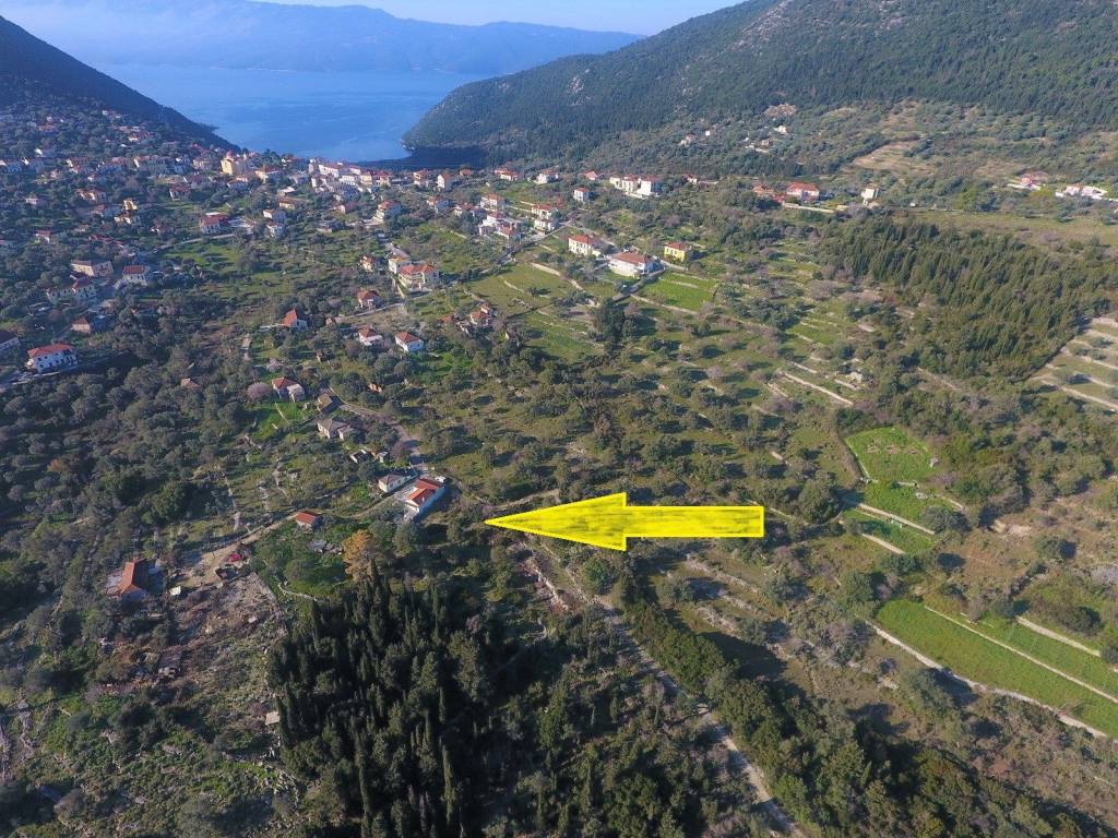 Aerial view and location of the land
