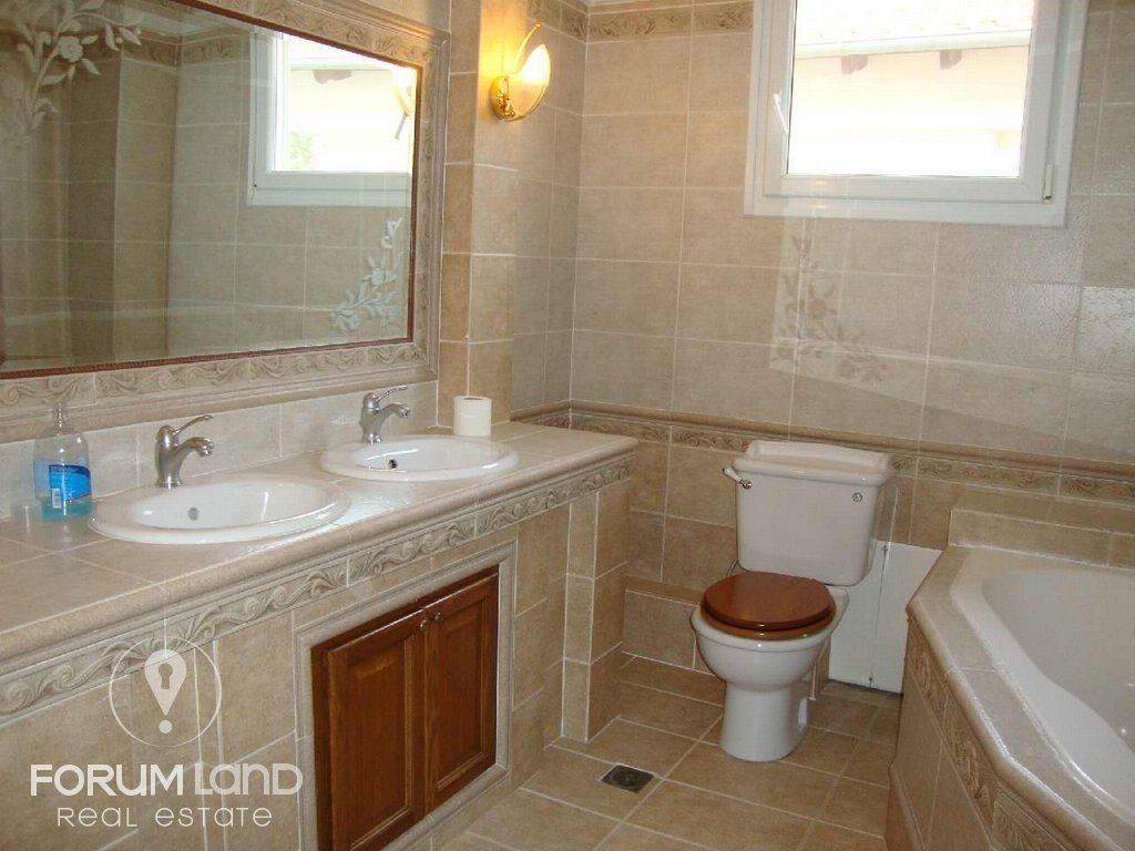 Forumland Real Estate, Μπάνιο
