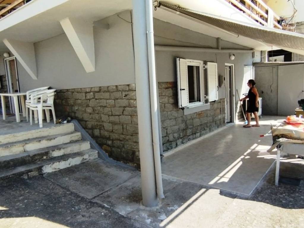 Η εμπρός και η πλαινή πλευρα