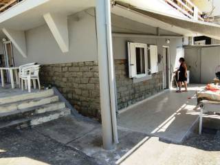 Η εμπρός και η πλαινή πλευρα