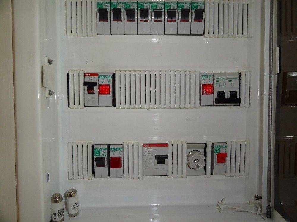 Ενοικιάζεται 2αρι διαμέρισμα 57 τ.μ. 1ου ορόφου πλησίον κέντρου στη Λεωφόρο Δωδώνης.