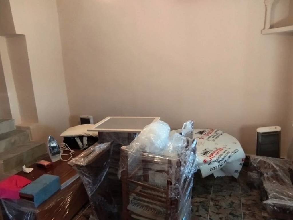 Το καθιστικό, αριστερά η πόρτα της κουζίνας